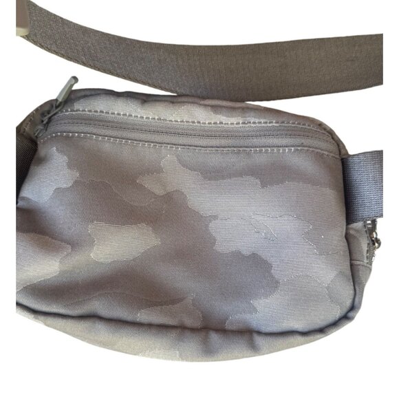 Lululemon Everywhere Belt Bag OG Strap, Heritage Camo Max Rover White Opal - Picture 5 of 8